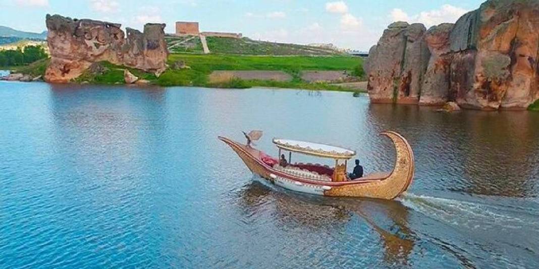 Türkiye’nin en eski yerleşimlerinden! Binlerce yıllık kaya evleri ve peri bacaları… Ama burası Kapadokya değil! 1